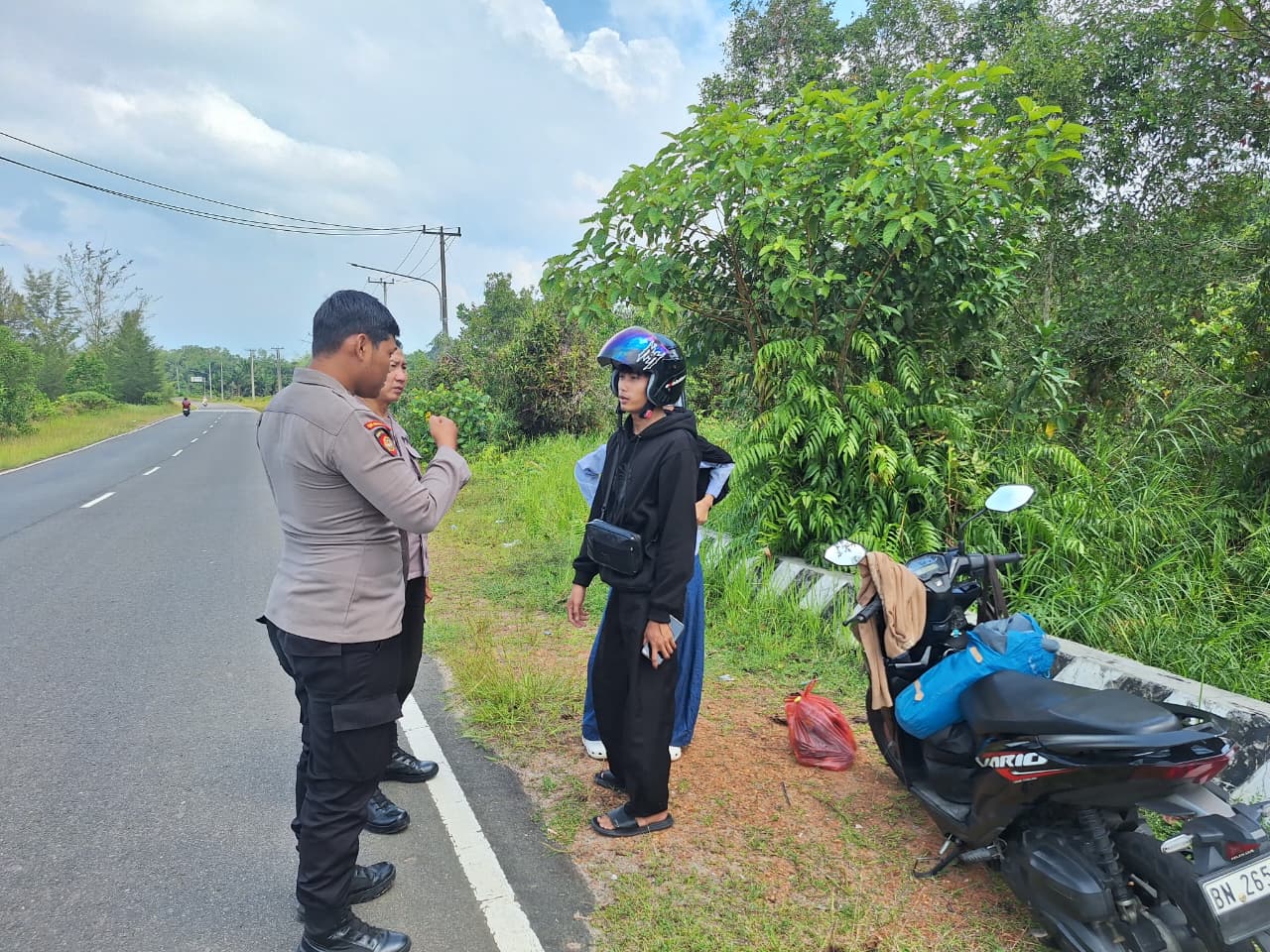 Respon Cepat Layanan 110  Polsek Merawang Bantu Warga di Jalan Lintas Timur