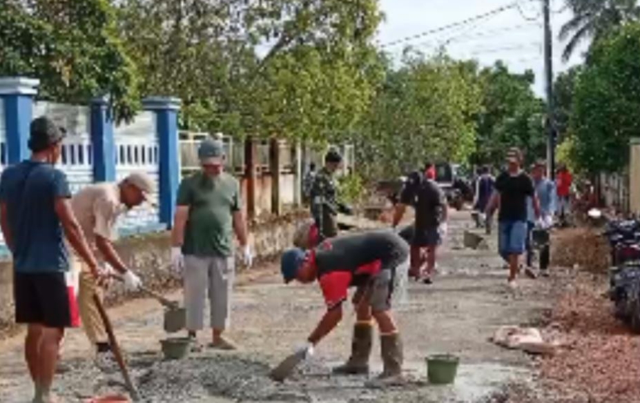 WARGA  DUSUN SERENDANG GOTONG ROYONG PERBAIKI JALAN YANG RUSAK