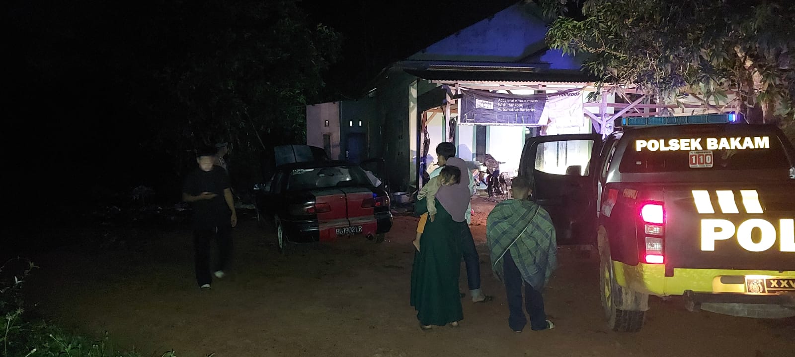Polsek Bakam Respon Cepat Laporan Call Center 110, Dini Hari Bantu Evakuasi Kendaraan Mogok di Desa Dalil