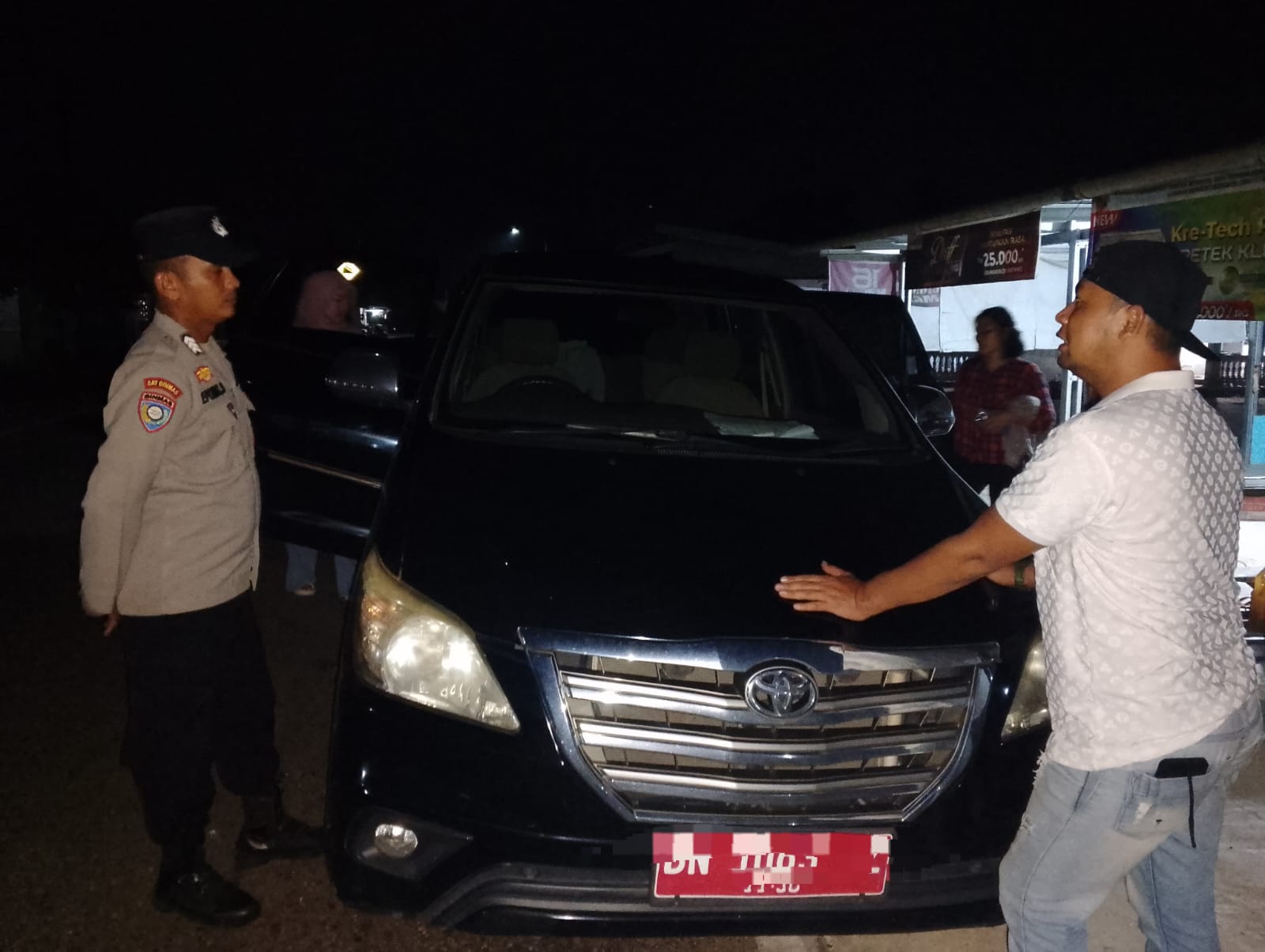 Respons Cepat Layanan 110, Polsek Bakam Bantu Pengendara Mobil Mogok di Jalan Raya Pangkalpinang–Mentok