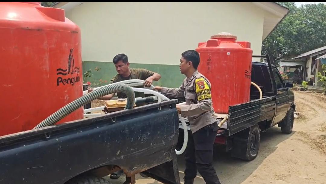 Polsek Pemali Salurkan Air Bersih untuk Bantu Warga Terdampak Kekeringan di Desa Sempan
