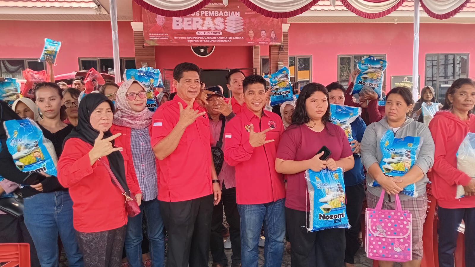 Rudi Center dan DPC PDIP Kabupaten Bangka Gelar Bansos