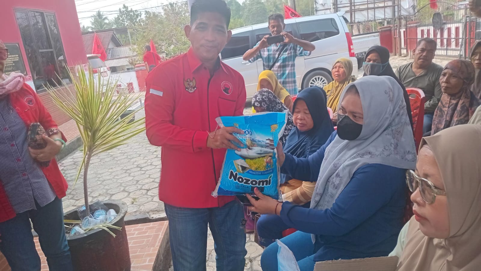 PDI Perjuangan dan Rudi Center Gelar Bansos Serentak di Bangka Belitung