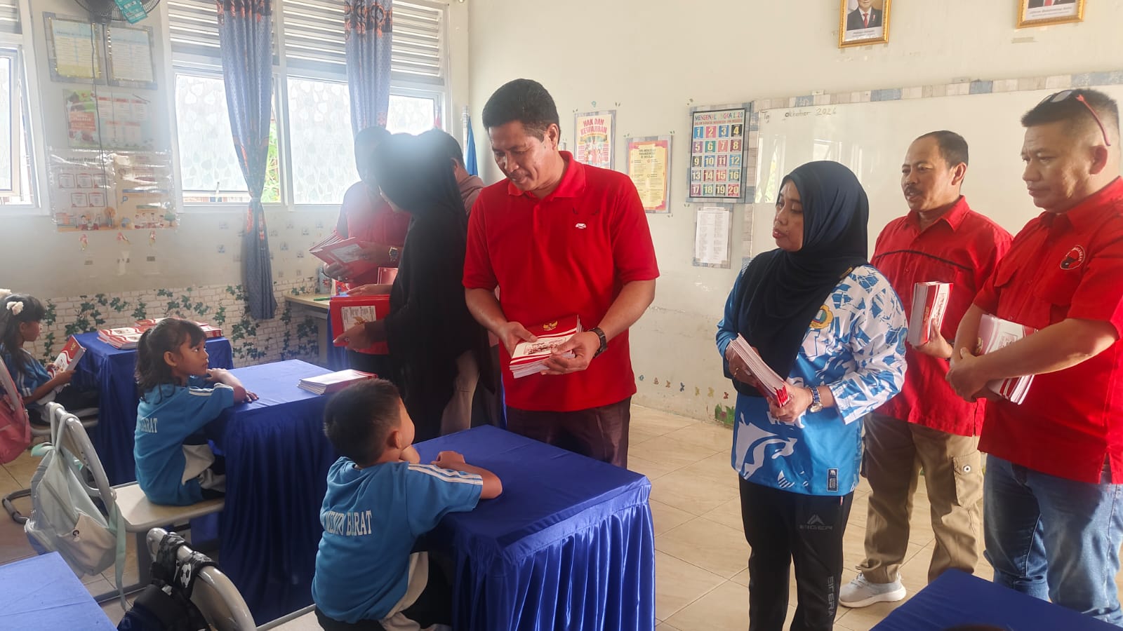 DPC PDIP Kabupaten Bangka Bagikan 4000 Exsemplar Buku Pelajaran Kepada Siswa.